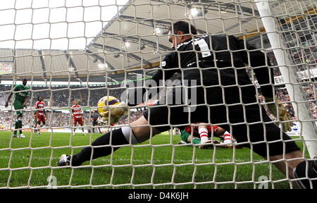 Wolfsburg?s portiere Diego Benaglio (R) non può impedire a Monaco di Baviera?s Luca Toni (coperto) rigature l'equalizzatore 1-1 durante la partita della Bundesliga VfL Wolfsburg vs FC Bayern Monaco di Baviera a Arena Volkswagen a Wolfsburg, in Germania, 4 aprile 2009. Foto: Jochen Luebke (ATTENZIONE: embargo condizioni! Il DFL permette l'ulteriore utilizzazione delle immagini nella IPTV, servizi di telefonia mobile e altri nuovi techn Foto Stock