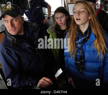 Lt. La Cmdr. Rae spiega come una nave rompighiaccio funziona Foto Stock