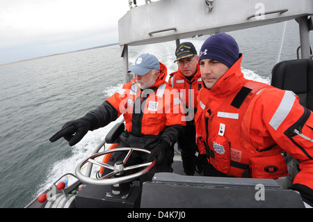 Dal congressista vescovo a bordo di imbarcazioni di salvataggio a motore Foto Stock