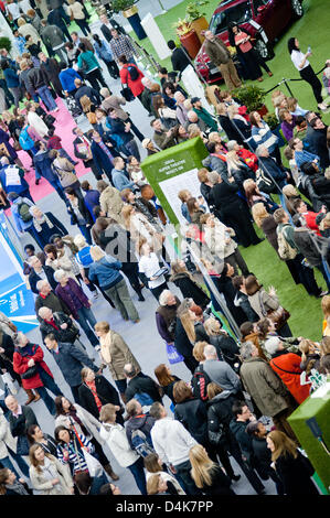 London, Regno Unito - 15 Marzo 2013: una folla di visitatori durante la casa ideale mostra 2013 mostra Foto Stock