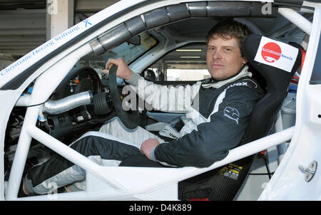 Il tedesco ex campione di ciclismo Jan Ullrich pone durante un test e unità di formazione con una Porsche Carrera al circuito di Hockenheim vicino a Hockenheim, Germania, 07 aprile 2009. Entrambi competere in gare di volta in volta, Ullrich è andando a correre la 24 Ore del Nurburgring . Foto: RONALD WITTEK Foto Stock