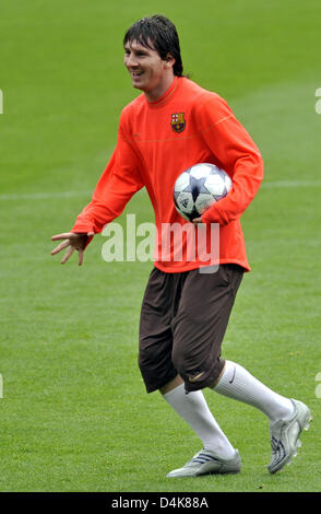 Primera Division spagnolo club FC Barcelona?s Lionel Messi sorrisi durante il club?s della formazione di Camp Nuo stadium di Barcellona, Spagna, 07 aprile 2009. Barcellona riceve Bundesliga tedesca lato FC Bayern Monaco di Baviera per la prima tappa della UEFA Champions League quarti di finale il 08 aprile. Foto: Andreas Gebert Foto Stock