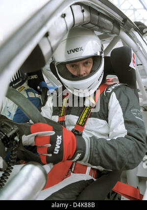 Il tedesco ex campione di ciclismo Jan Ullrich pone durante un test e unità di formazione con una Porsche Carrera al circuito di Hockenheim vicino a Hockenheim, Germania, 07 aprile 2009. Entrambi competere in gare di volta in volta, Ullrich è andando a correre la 24 Ore del Nurburgring . Foto: RONALD WITTEK Foto Stock