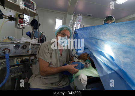 Anestesia con intubazione per la chirurgia in ospedale di MSF a Port-au-Prince, Haiti Foto Stock