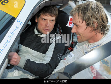 Il tedesco ex campione di ciclismo Jan Ullrich (L) e ski jumping champion Sven Hannawald (R) pongono durante un test e unità di formazione con una Porsche Carrera al circuito di Hockenheim vicino a Hockenheim, Germania, 07 aprile 2009. Entrambi competere in gare di volta in volta, Ullrich è andando a correre la 24 Ore del Nurburgring . Foto: Ronald Wittek Foto Stock