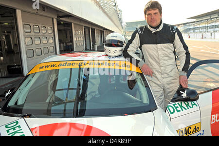 Il tedesco ex campione di ciclismo Jan Ullrich pone durante un test e unità di formazione con una Porsche Carrera al circuito di Hockenheim vicino a Hockenheim, Germania, 07 aprile 2009. Entrambi competere in gare di volta in volta, Ullrich è andando a correre la 24 Ore del Nurburgring . Foto: Ronald Wittek Foto Stock