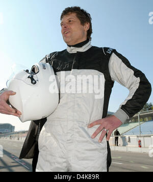 Il tedesco ex campione di ciclismo Jan Ullrich pone durante un test e unità di formazione con una Porsche Carrera al circuito di Hockenheim vicino a Hockenheim, Germania, 07 aprile 2009. Entrambi competere in gare di volta in volta, Ullrich è andando a correre la 24 Ore del Nurburgring . Foto: Ronald Wittek Foto Stock