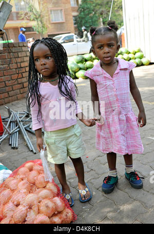 Due ragazze tenere le mani su un mercato nel quartiere Hillbrow a Johannesburg, Sud Africa, 22 novembre 2008. Foto: Gero Breloer Foto Stock