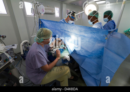 Anestesia con intubazione per la chirurgia in ospedale di MSF a Port-au-Prince, Haiti Foto Stock