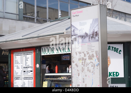 Earl Street o moro strada segno e mori snack alimentare stallo Sheffield, Regno Unito Foto Stock