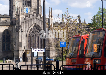 Due tram ferma proprio fuori dall Sheffield Cathedral, Duomo fermata del tram, Sheffield, Regno Unito Foto Stock