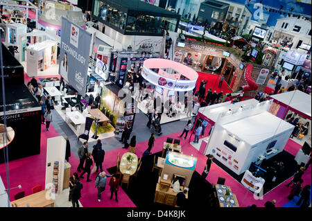 London, Regno Unito - 15 Marzo 2013: i visitatori a piedi passato sorge durante l'Ideal Home Show 2013 mostra Foto Stock