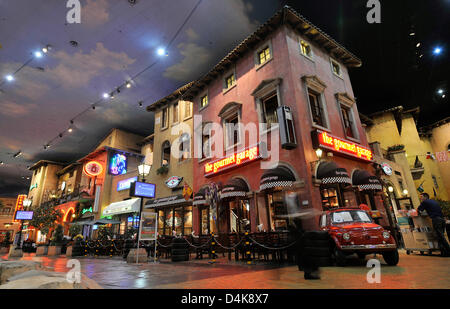 La figura mostra una vista di Montecasino, un parco di divertimenti con ristoranti, casinò, alberghi e negozi costruiti in stile italiano, alla periferia di Johannesburg, Sud Africa, 24 novembre 2008. Foto: Gero Breloer Foto Stock