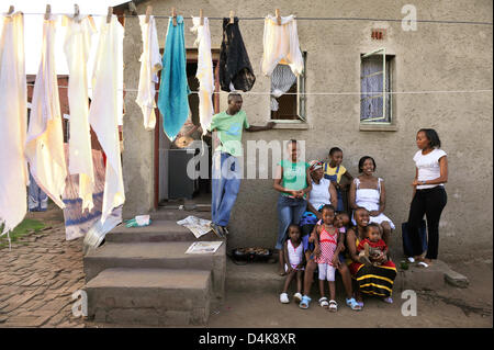 La foto mostra una famiglia estesa in posa di fronte alla loro casa in ex township Soweto che è oggi parte integrante di Johannesburg, Sud Africa, 23 novembre 2008. Foto: Gero Breloer Foto Stock