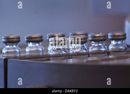 I flaconi per campioni di olio vengono utilizzati nei laboratori di sicurezza marina di New York per testare e analizzare la qualità e la sicurezza dell'olio. Il sistema di autocampionatore garantisce la raccolta e l'analisi accurate dei campioni di olio per monitorare gli standard ambientali e i protocolli di sicurezza nelle operazioni marine. Foto Stock