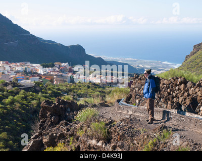 Vista di Tamaimo costa occidentale di Tenerife , da una escursione lungo il Camino Real tra Santiago del Teide e Los Gigantes Foto Stock