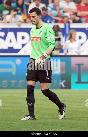 Hoffenheim?s portiere Daniel Haas lascia il passo dopo un cartellino rosso durante la partita della Bundesliga TSG 1899 Hoffenheim vs VfL Bochum a Rhein-Neckar-Arena stadium di Sinsheim, Germania, 11 aprile 2009. Bochum Hoffenheim sconfitto 3-0. Foto: ULI DECK Foto Stock