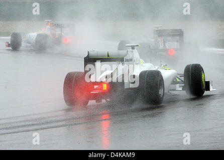 Brasiliano di Formula Uno Rubens Barrichello della Brawn GP manzi attraverso la pioggia durante il 2009 di Formula 1 Gran Premio di Cina a Shanghai International Circuit vicino a Shanghai, Cina, 19 aprile 2009. Foto: Jens BUETTNER Foto Stock