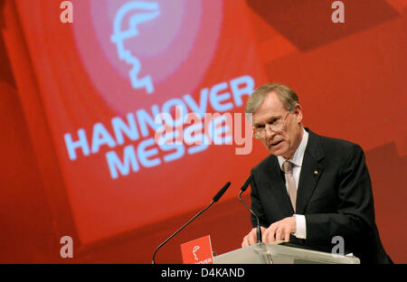 Il presidente tedesco Horst Koehler offre un discorso come egli apre la Hannover Messe 2009 Fiera di Hannover, Germania, 19 aprile 2009. Alcuni sono 6.150 aziende provenienti da 61 nazioni, mostrare i loro ultimi prodotti alla fiera in esecuzione dal 20 al 24 aprile con la Corea del Sud come ospite d'onore. Hannover Messe 2009 include 13 flagship fiere di fama internazionale per le diverse industriale di setta Foto Stock