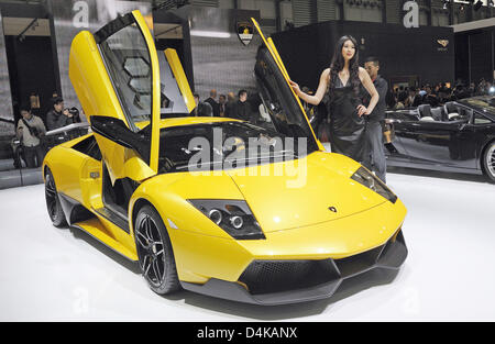 Un modello pone accanto a una Lamborghini Murcielago LP 670-4 Superveloce sulla stampa il giorno della Shanghai Auto Show, Shanghai, Cina, 20 aprile 2009. Shanghai Auto Show apre al pubblico dal 22 al 28 aprile 2009. Foto: MARIJAN MURAT Foto Stock