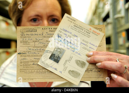 Documenti di guerra nazista Ivan penale ?Giovanni? Demjanjuk sono detenute nella fotocamera presso l'International servizio Tracing (SUA) della Croce Rossa tedesca di Bad Arolsen, Germania, 21 aprile 2009. Secondo i documenti, Demjanjuk doppiato se stesso come ?sfollati? Che è stato considerato lo stesso stato che liberò il CC prigionieri e lavoratori forzati era. Foto: UWE ZUCCHI Foto Stock