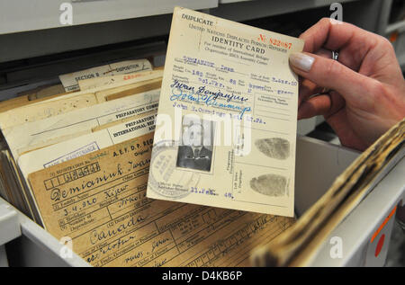 Documenti di guerra nazista Ivan penale ?Giovanni? Demjanjuk giacciono su un tavolo presso l'International servizio Tracing (SUA) della Croce Rossa tedesca di Bad Arolsen, Germania, 21 aprile 2009. Secondo i documenti, Demjanjuk doppiato se stesso come ?sfollati? Che è stato considerato lo stesso stato che liberò il CC prigionieri e lavoratori forzati era. Foto: UWE ZUCCHI Foto Stock