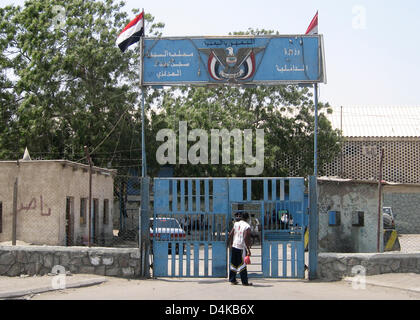 Vista esterna del carcere centrale dove presunta Al Qaida terroristi sono imprigionati in Aden, Yemen, 13 aprile 2009. La chiusura di Guantanamo, come ordinato dalla U.S. Il presidente Obama, dà un mal di testa alle autorità yemenite come 104 delle attuali 248 persone imprigionate a Guantánamo provenire dallo Yemen. Noi autorità ritengono che molti di loro come pericolose e lo Yemen non è troppo felice di t Foto Stock