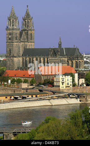 Vista esterna sulla cattedrale di Santa Caterina e San Maurizio a Magdeburgo (Germania), 21 aprile 2009. Per i prossimi mesi, le cattedrali ottocentesimo anniversario verrà celebrato con i servizi ecclesiali, mostre, concerti e incontri, un festival weekend segna il kick-off in 24 al 26 aprile. Magdeburg?s cattedrale è la primogenita cattedrale gotica sul suolo tedesco. L Arcivescovo Albrecht Foto Stock