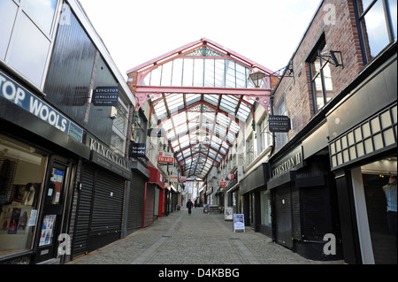 Shopping Arcade precinct in Barnsley town center Yorkshire Regno Unito Foto Stock