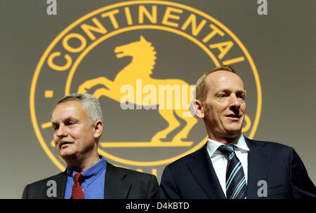 Il presidente del consiglio di vigilanza di Continental AG, Rolf Koerfer (L), e CEO Karl-Thomas Neumann (R) stand di fronte il logo dell'azienda all'inizio dell'assemblea degli azionisti a Hanover?s centro congressi, Germania, 23 aprile 2009. La riunione è accompagnata da massicce proteste dei dipendenti contro i previsti tagli di posti di lavoro. Il sindacato IG BCE prevede 2.500 a 3.000 lavoratori da Fre Foto Stock
