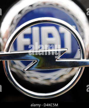 (Illustrazione) un logo Opel visto nella parte anteriore di un logo Fiat presso un rivenditore di auto a Darmstadt, Germania, 23 aprile 2009. Fiat è di prendere in consegna la maggioranza in difficoltà auto maker Opel, secondo una dichiarazione da Opel?s funziona il presidente di consiglio il signor Franz realizzato in un colloquio con l agenzia di stampa DPA il 23 aprile 2009, confermando relazioni precedenti dal servizio web ?spiegel-online?. Opel?s funziona in consiglio ri Foto Stock