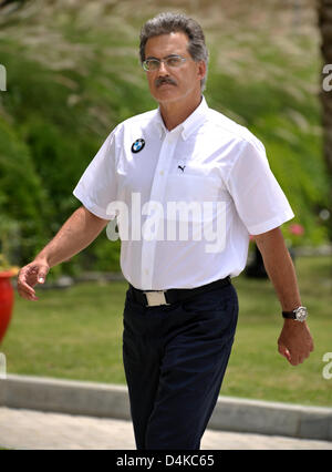 Il tedesco Mario Theissen, direttore Motorsport di BMW Sauber, arriva al paddock a Circuito Internazionale del Bahrain vicino a Manama, Bahrein, 23 aprile 2009. Il Gran Premio di Formula Uno del Bahrain si svolgerà il 26 aprile 2009. Foto: Carmen Jaspersen Foto Stock