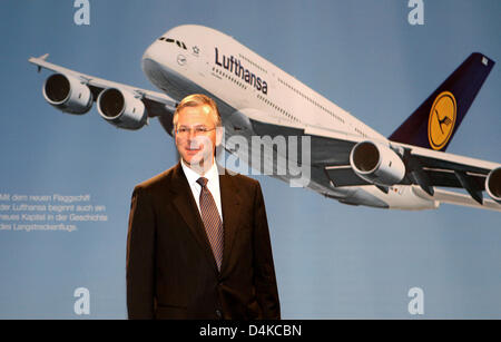 Lufthansa?s incoming vice presidente Christoph Franz sorrisi a vettore Tedesco?s incontro generale annuale a Colonia, Germania, 24 aprile 2009. Franz ha servito come CEO di Swiss carrier internazionale svizzero, egli sarà responsabile per i passeggeri Lufthansa Airlines. Foto: OLIVER BERG Foto Stock