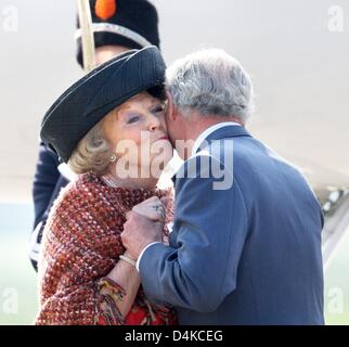 La regina Beatrice dei Paesi Bassi (L) dice addio al Re Carlo XVI Gustavo di Svezia (R) a Eelde aeroporto di Groningen nei Paesi Bassi, 23 aprile 2009. Lo svedese della coppia reale è su una tre giorni di visita di stato in Olanda dal 21 al 23 aprile 2009. Foto: Patrick van Katwijk Foto Stock