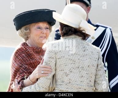 La regina Beatrice dei Paesi Bassi (L) dice addio alla Regina Silvia di Svezia a Eelde aeroporto di Groningen nei Paesi Bassi, 23 aprile 2009. Lo svedese della coppia reale è su una tre giorni di visita di stato in Olanda dal 21 al 23 aprile 2009. Foto: Patrick van Katwijk Foto Stock