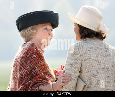 La regina Beatrice dei Paesi Bassi (L) dice addio alla Regina Silvia di Svezia (R) a Eelde aeroporto di Groningen nei Paesi Bassi, 23 aprile 2009. Lo svedese della coppia reale è su una tre giorni di visita di stato in Olanda dal 21 al 23 aprile 2009. Foto: Patrick van Katwijk Foto Stock