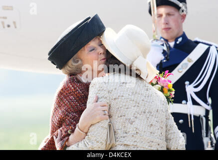 La regina Beatrice dei Paesi Bassi (L) dice addio alla Regina Silvia di Svezia (R) a Eelde aeroporto di Groningen nei Paesi Bassi, 23 aprile 2009. Lo svedese della coppia reale è su una tre giorni di visita di stato in Olanda dal 21 al 23 aprile 2009. Foto: Patrick van Katwijk Foto Stock