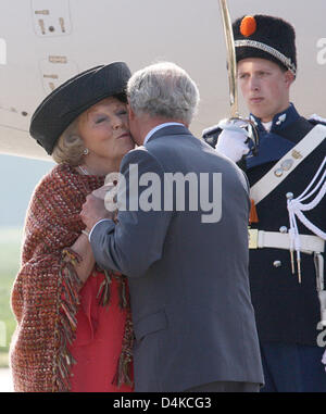 La regina Beatrice dei Paesi Bassi (L) dice addio al Re Carlo XVI Gustavo di Svezia (C) a Eelde aeroporto di Groningen nei Paesi Bassi, 23 aprile 2009. Lo svedese della coppia reale è su una tre giorni di visita di stato in Olanda dal 21 al 23 aprile 2009. Foto: Albert Nieboer (PAESI BASSI) Foto Stock