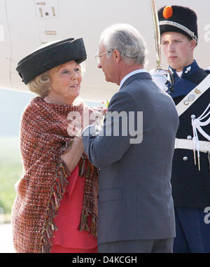 La regina Beatrice dei Paesi Bassi (L) dice addio al Re Carlo XVI Gustavo di Svezia (C) a Eelde aeroporto di Groningen nei Paesi Bassi, 23 aprile 2009. Lo svedese della coppia reale è su una tre giorni di visita di stato in Olanda dal 21 al 23 aprile 2009. Foto: Albert Nieboer (PAESI BASSI) Foto Stock