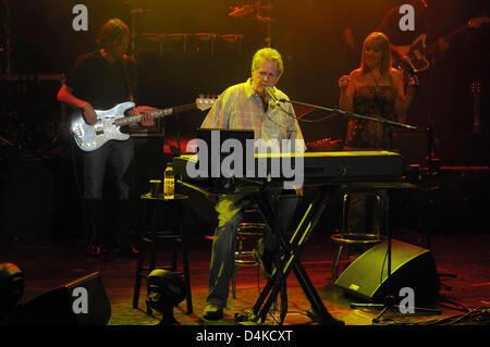 Musicista statunitense Brian Wilson esegue durante una sosta del suo ?Greatest Hits? Tourf a Monaco di Baviera, Germania, 04 luglio 2009. La spiaggia di ex ragazzo è in Germania per le date su 05, 08, e 09 luglio. Foto: Felix Hoerhager Foto Stock