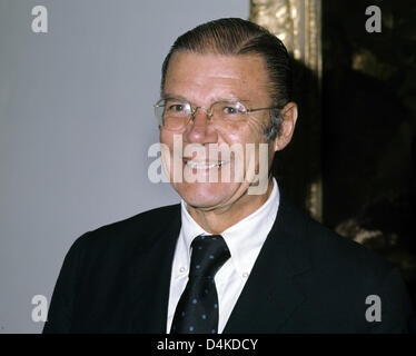 (Dpa) file di un file immagine datata 29 settembre 1975 vede Robert S. McNamara, poi il presidente della Banca Mondiale, sorridente a Bonn in Germania. Robert McNamara, il Segretario alla difesa degli Stati Uniti sotto la guida dei presidenti Kennedy e Johnson e il Presidente della Banca mondiale dal 1968 al 1981, morì 06 luglio 2009 di età compresa tra i 93. McNamara è un capo architetto americano di strategia militare durante la Guerra del Vietnam. Foto: H Foto Stock