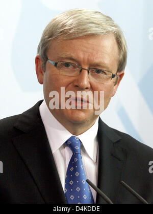 Il Primo Ministro australiano Kevin Rudd illustrato durante una conferenza stampa congiunta con il Cancelliere tedesco Angela Merkel (non mostrato) di Berlino, Germania, 07 luglio 2009. Il sig. Rudd è su una due giorni di visita di Stato in Germania. Foto: WOLFGANG KUMM Foto Stock