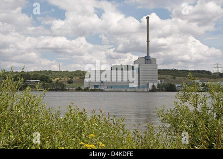 Vista da tespe sulle rive del fiume Elba sulla centrale nucleare Kruemmel ?? Vicino a Geesthacht, Germania, 07 luglio 2009. Tre giorni dopo un incidente alla pianta il suo operatore, fornitore di energia Vattenfall, ammesso errori e nel frattempo ha alleviato la pianta?s managing director dalle sue funzioni. Secondo le prime indagini, l'incidente è stato causato da un difetto di installazione di Foto Stock