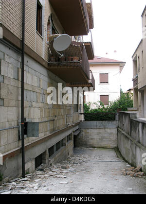 Gravemente danneggiato edifici di L'Aquila, la regione Abruzzo, Italia, 22 giugno 2009. Tre mesi dopo il terremoto che ha colpito la regione la città rimane deserte. Parti di grandi dimensioni sono bloccate su off e non deve essere inserito. Vertice G8 2009 avviene presso una scuola di polizia in L?Aquila dal 08 al 10 luglio 2009. Foto: Lars Halbauer Foto Stock