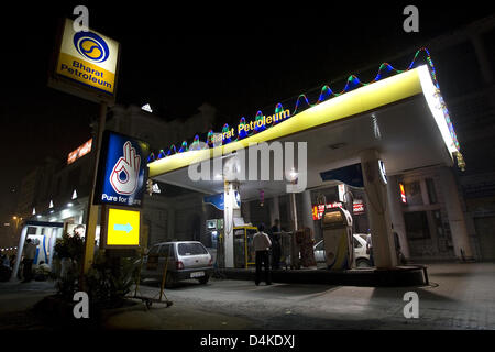 Un Bharat stazione di benzina è raffigurato in New Delhi, India, 19 novembre 2008. Foto: Arno Burgi Foto Stock