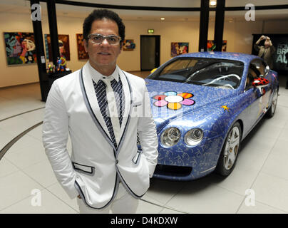 Artista brasiliano Romero Britto sorge di fronte a una Bentley Continental GT progettata da lui stesso in ?Automobil Forum Unter den Linden? A Berlino, Germania, 09 luglio 2009. La vettura è visualizzato in una mostra nel forum fino al 06 settembre 2009, prima che possa essere messo all'asta per la carità. Foto: TIM BRAKEMEIER Foto Stock