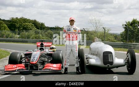 Un documento rilasciato dalla Mercedes acquisisce British pilota di Formula Uno Lewis Hamilton della McLaren Mercedes sorridendo tra la storica Freccia d'argento W25 dating 1934 (R) e il suo attuale vettura da corsa, una Mercedes McLaren MP4-24 (L), al Nurburgring in Nuerburg, Germania, 09 luglio 2009. Formula 1 Gran Premio di Germania avrà luogo il 12 luglio. Foto: Wolfgang Wilhelm / HANDOUT / redazionale Foto Stock