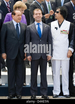 Il cancelliere tedesco Angela Merkel e il Presidente del Consiglio Silvio Berlusconi e del presidente russo Dmitri Medvedev e il leader libico Muammar al-Gaddafi posano per una foto di gruppo in occasione del vertice del G8 a L'Aquila, Italia, 10 luglio 2009. Questo anno?s G8 Summit ha avuto luogo a L'Aquila, dall'08 al 10 luglio 2009. Foto: PEER GRIMM Foto Stock