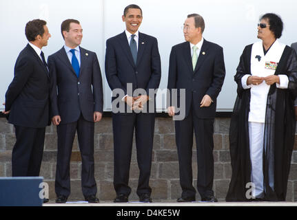 Il Presidente francese Nicolas Sarkozy (L-R), il presidente russo Dmitri Medvedev, Presidente degli Stati Uniti Barack Obama, il Segretario generale delle Nazioni Unite Ban Ki Moon e il leader libico Muammar al-Gheddafi parla durante la conclusione del vertice del G8 a L'Aquila, Italia, 10 luglio 2009. Questo anno?s G8 Summit ha avuto luogo a L'Aquila, dall'08 al 10 luglio 2009. Foto: PEER GRIMM Foto Stock