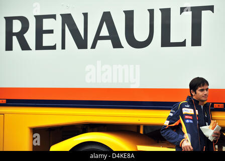 Il brasiliano pilota di Formula Uno Nelson Piquet Jr di Renault F1 mangia un panino al Nurburgring race track in Nuerburg, Germania, 10 luglio 2009. Formula 1 Gran Premio di Germania avviene il 12 luglio. Foto: Peter Steffen Foto Stock